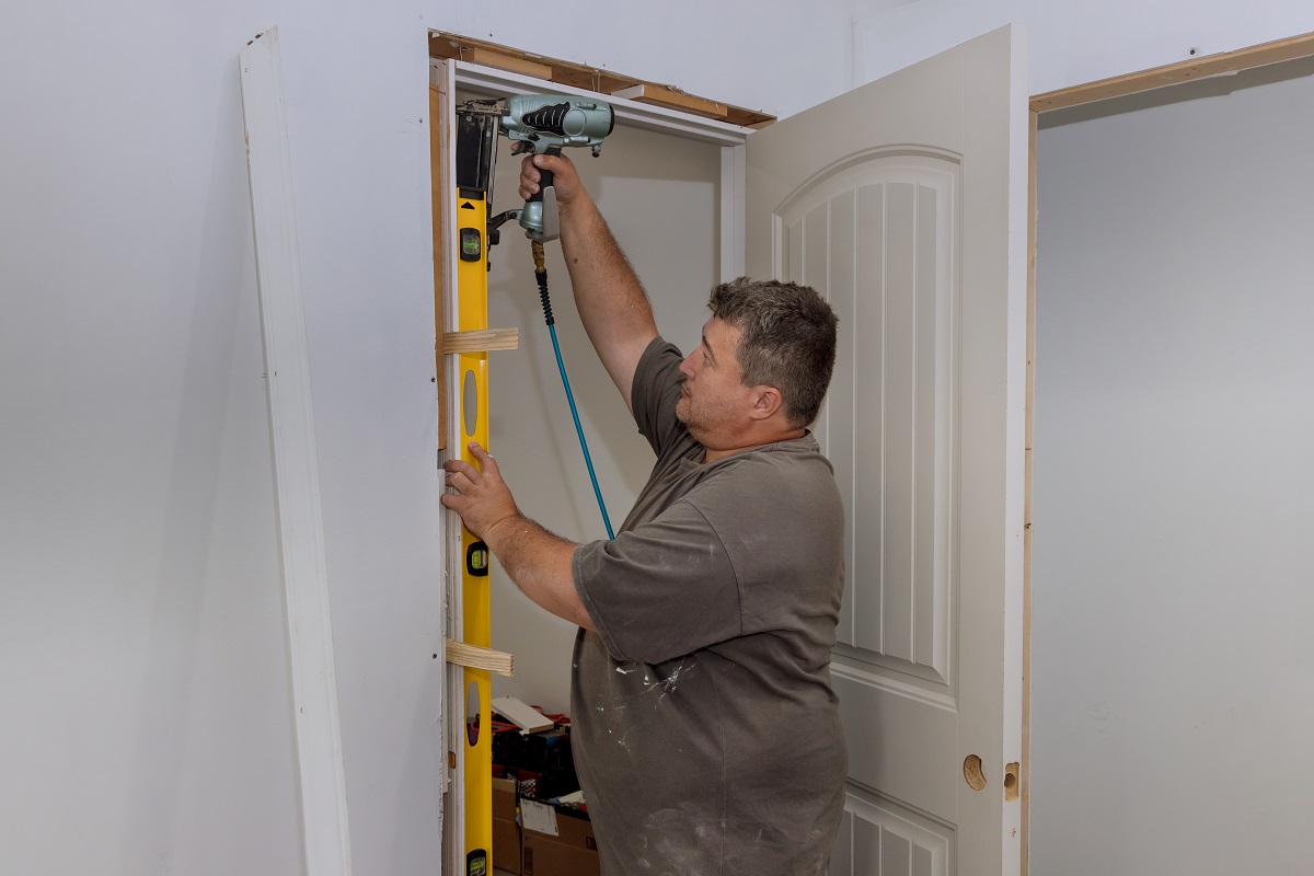 Fachowiec montuje drzwi do kuchni